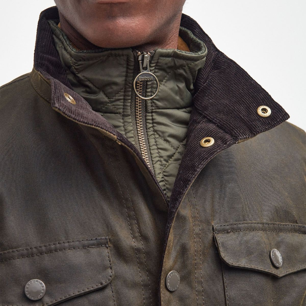 Barbour Ogston Wax Jacket Olive, Stilvolle Outdoor-Jacke aus robuster, gewachster Baumwolle.