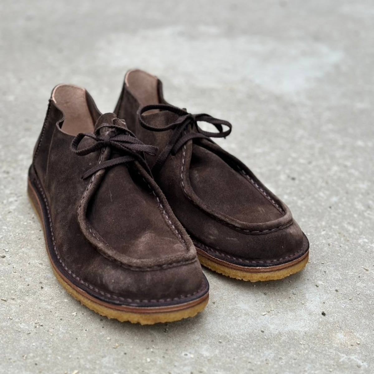 Astorflex Beenflex Moccasin Boot Dark Chestnut, auf einem Betonboden