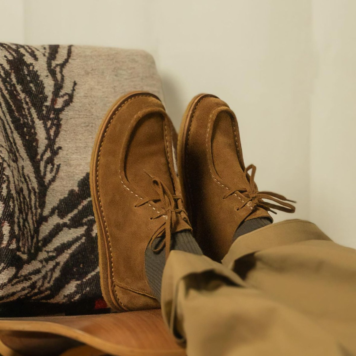 Astorflex Beenflex Moccasin Boot Whiskey, auf einem Betonboden