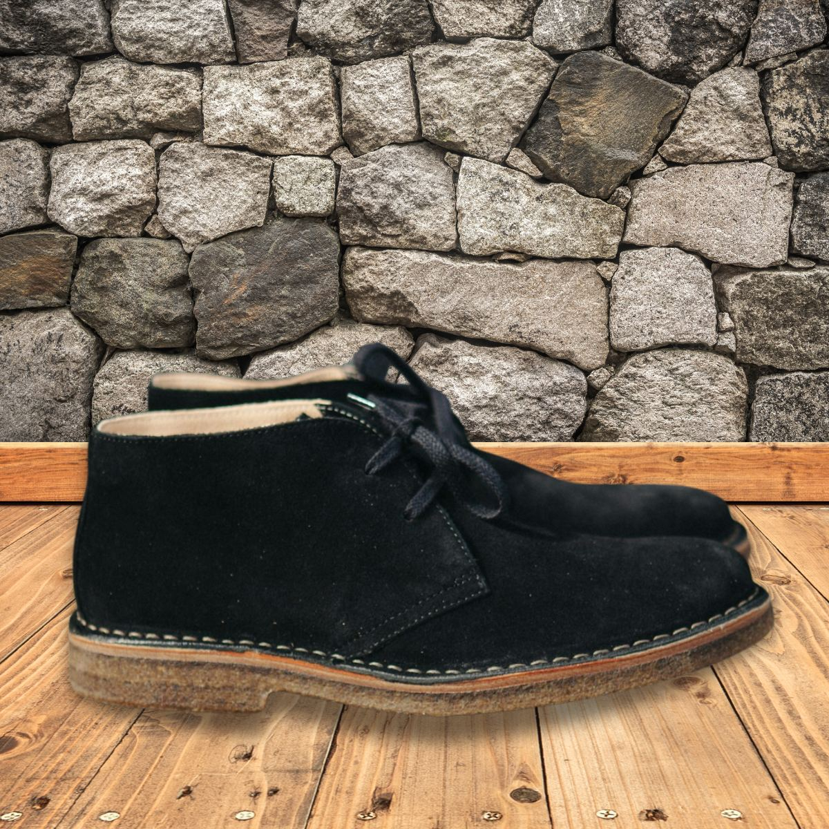 Astorflex Greenflex Boot Black, auf einem Betonboden