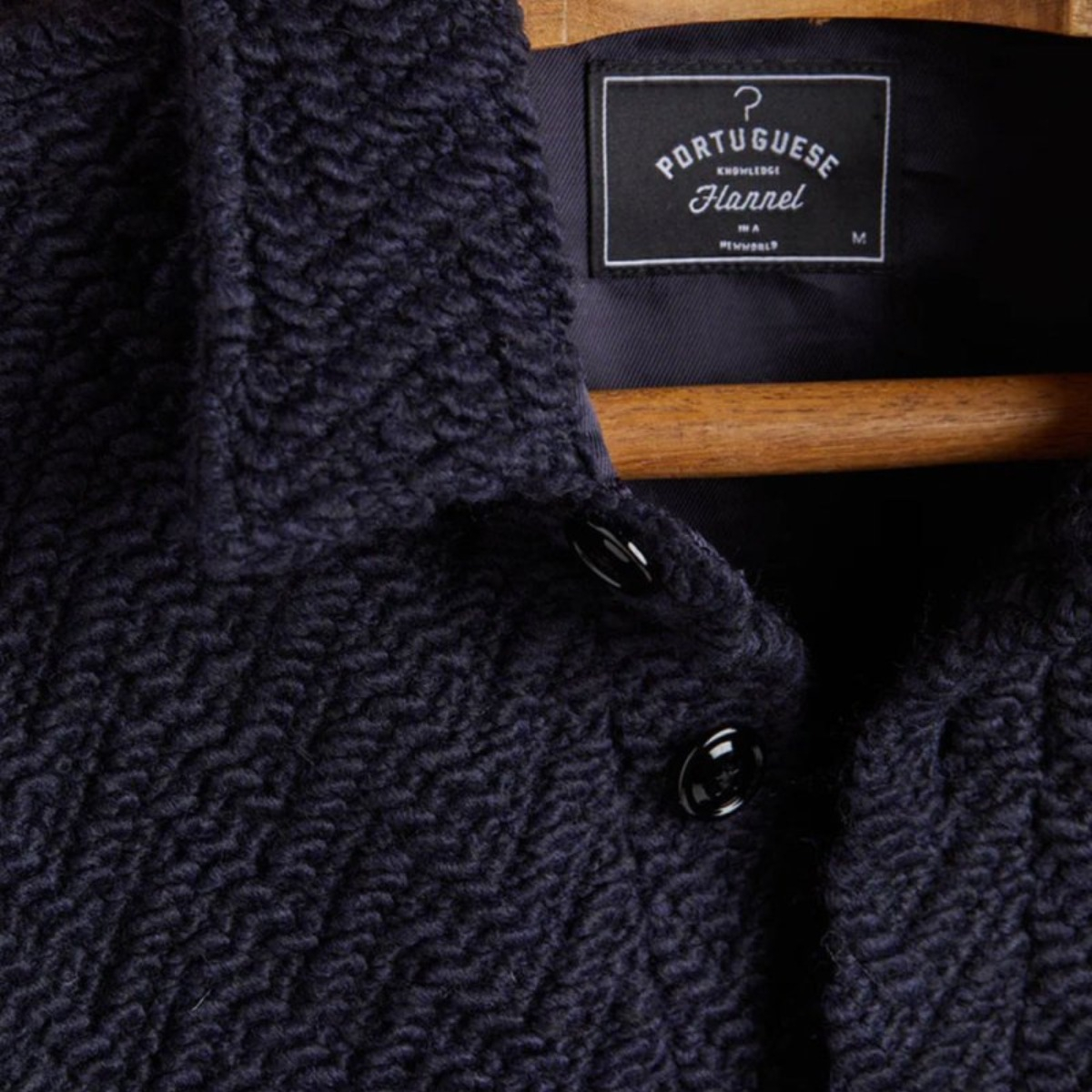 Portuguese Flannel Knitted Herringbone Overshirt in Navy, hergestellt aus den feinsten exklusiven Stoffen