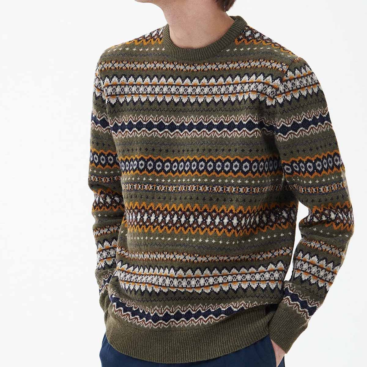 Barbour Case Fairisle Crew Neck Jumper Willow Green, aus 100% Premium-Lammwolle bietet dieser taillierte Pullover Wärme und ein modernes Fair Isle-Muster