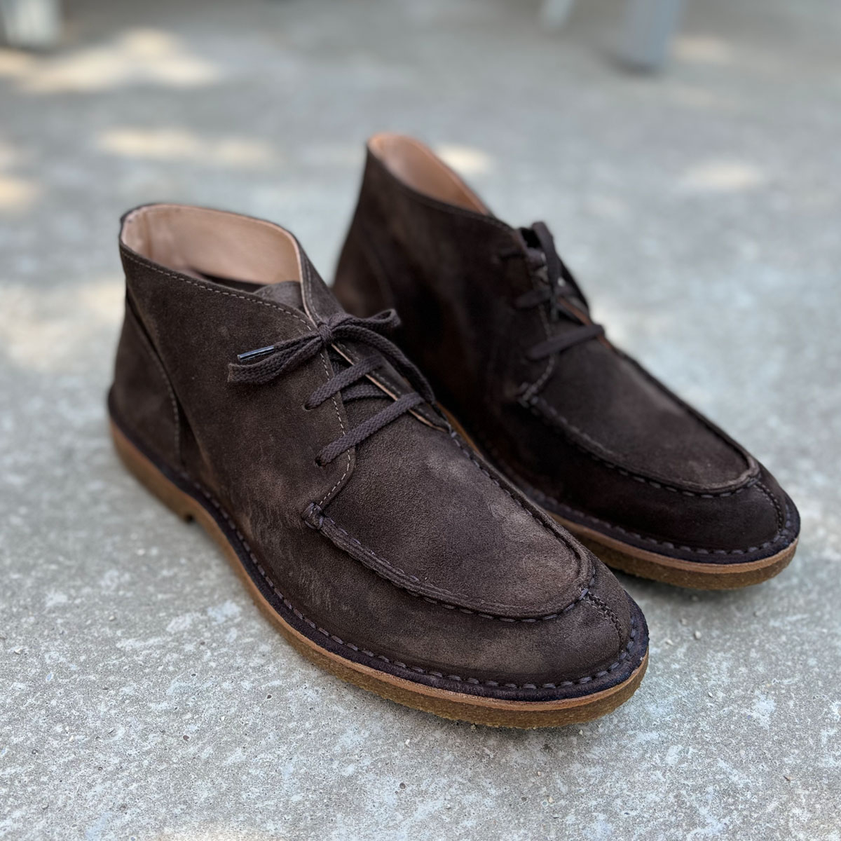 Astorflex Deukeflex Boot Dark Chestnut, auf einem Betonboden