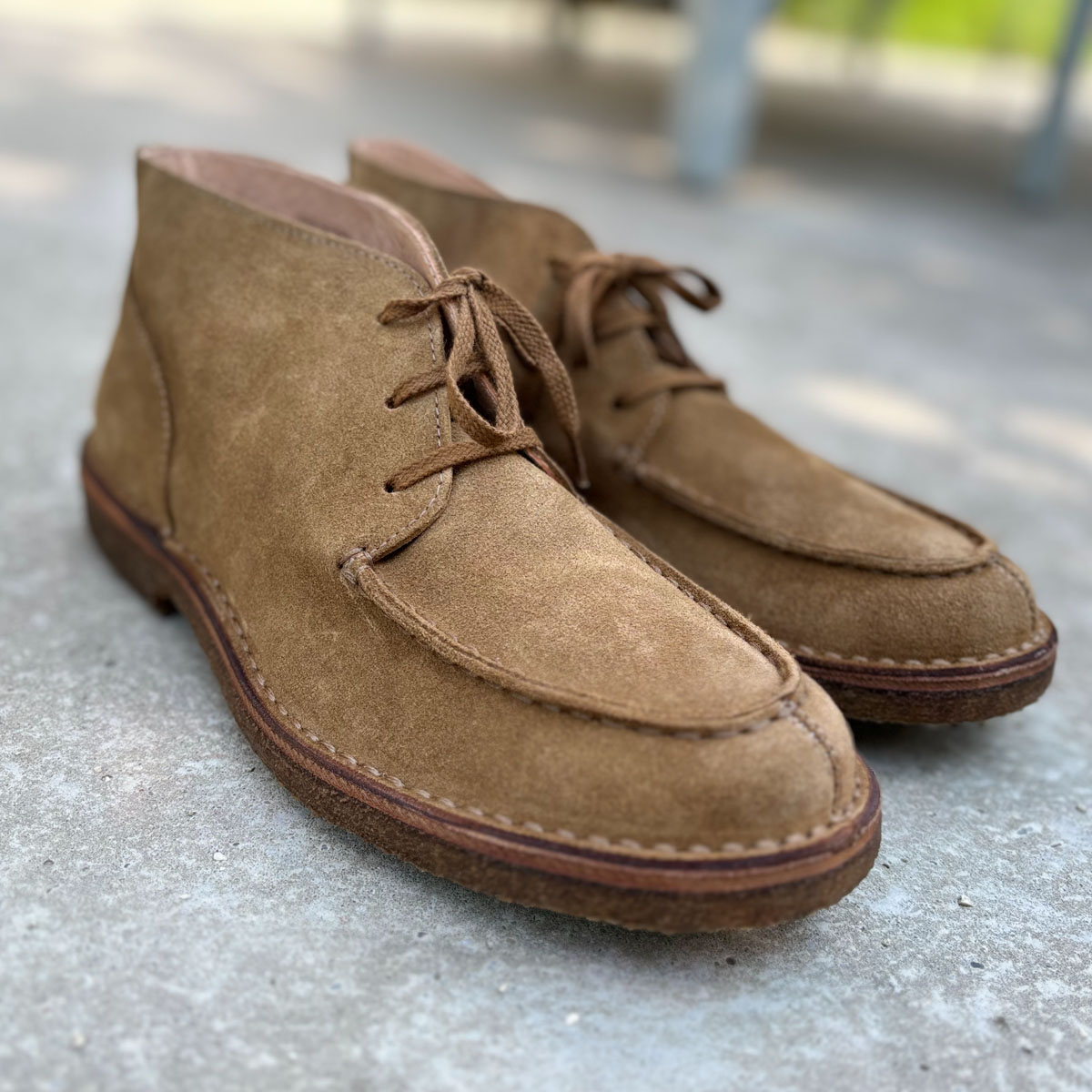 Astorflex Deukeflex Boot Whiskey, auf einem Betonboden