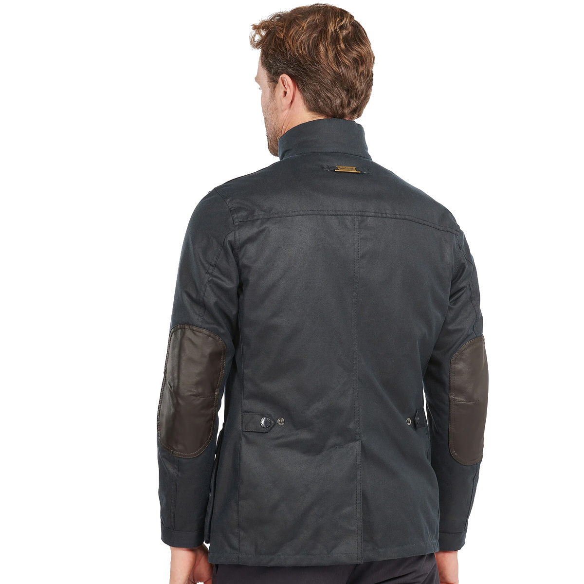 Barbour Ogston Wax Jacket Navy, die modernes Design mit britischer Tradition verbindet.