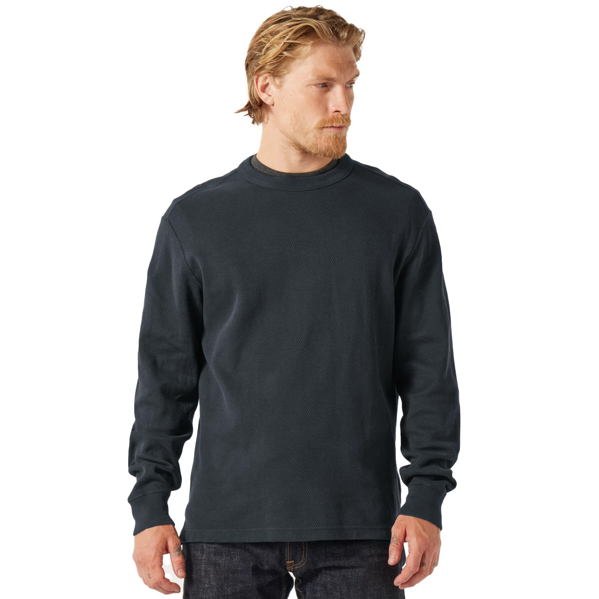 Filson Waffle Knit Thermal Crew Navy, Am Modell für die Größe gestylt