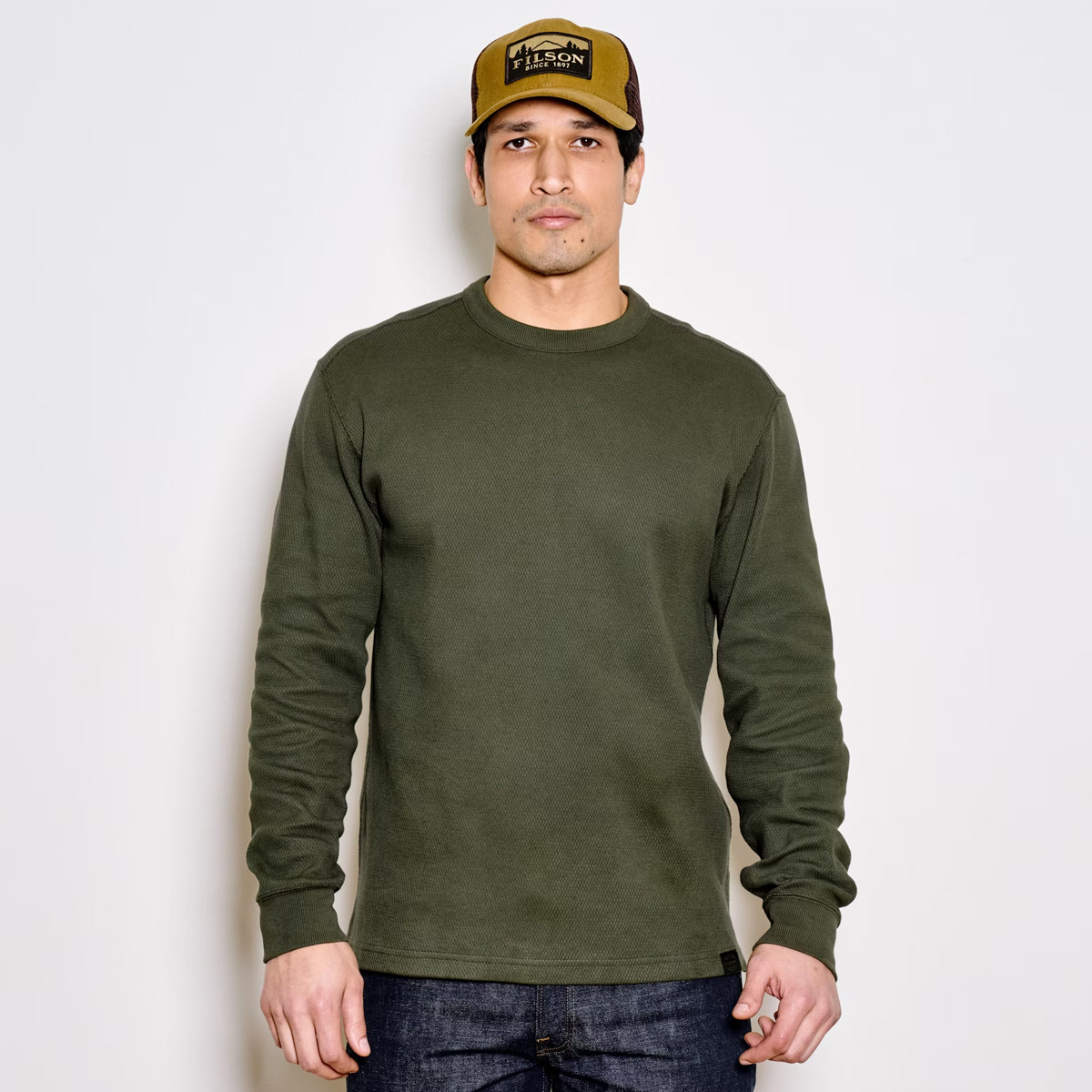 Filson Waffle Knit Thermal Crew Mossy Rock, Am Modell für die Größe gestylt