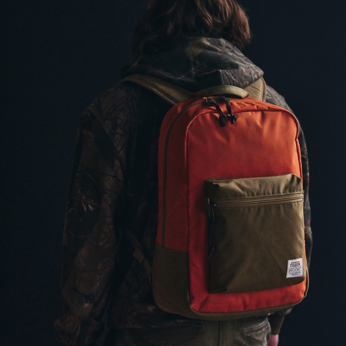 Filson Surveyor 25L Backpack Dark Tan/Flame, strapazierfähiger und vielseitiger Rucksack, der einer intensiven Nutzung standhält