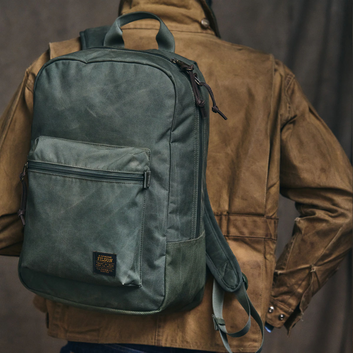 Filson Surveyor 25L Backpack Service Green, auf dem Rücken getragen