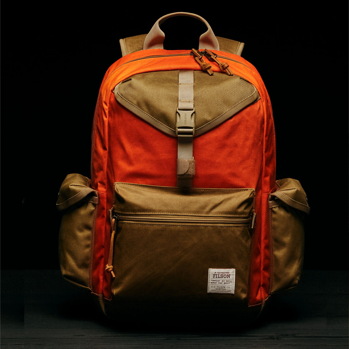 Filson Surveyor 36L Backpack Dark Tan/Flame, strapazierfähiger und vielseitiger Rucksack, der einer intensiven Nutzung standhält