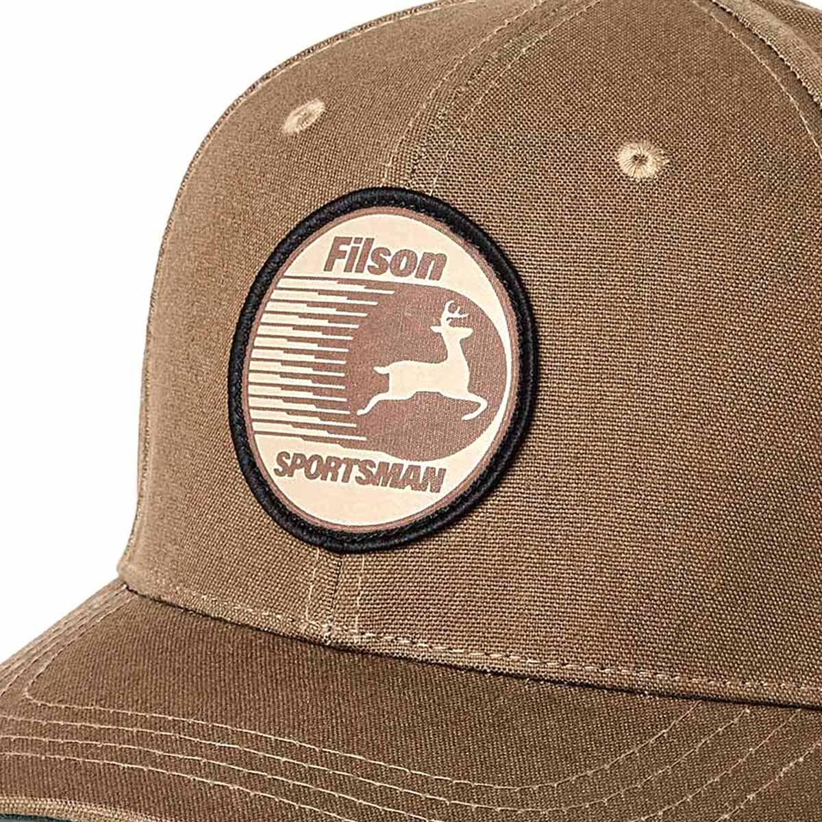 Filson Dry Tin Logger Cap Marsh Olive/Sportsman, eine klassische Kappe im Trucker-Stil aus robustem Canvas Tin Cloth