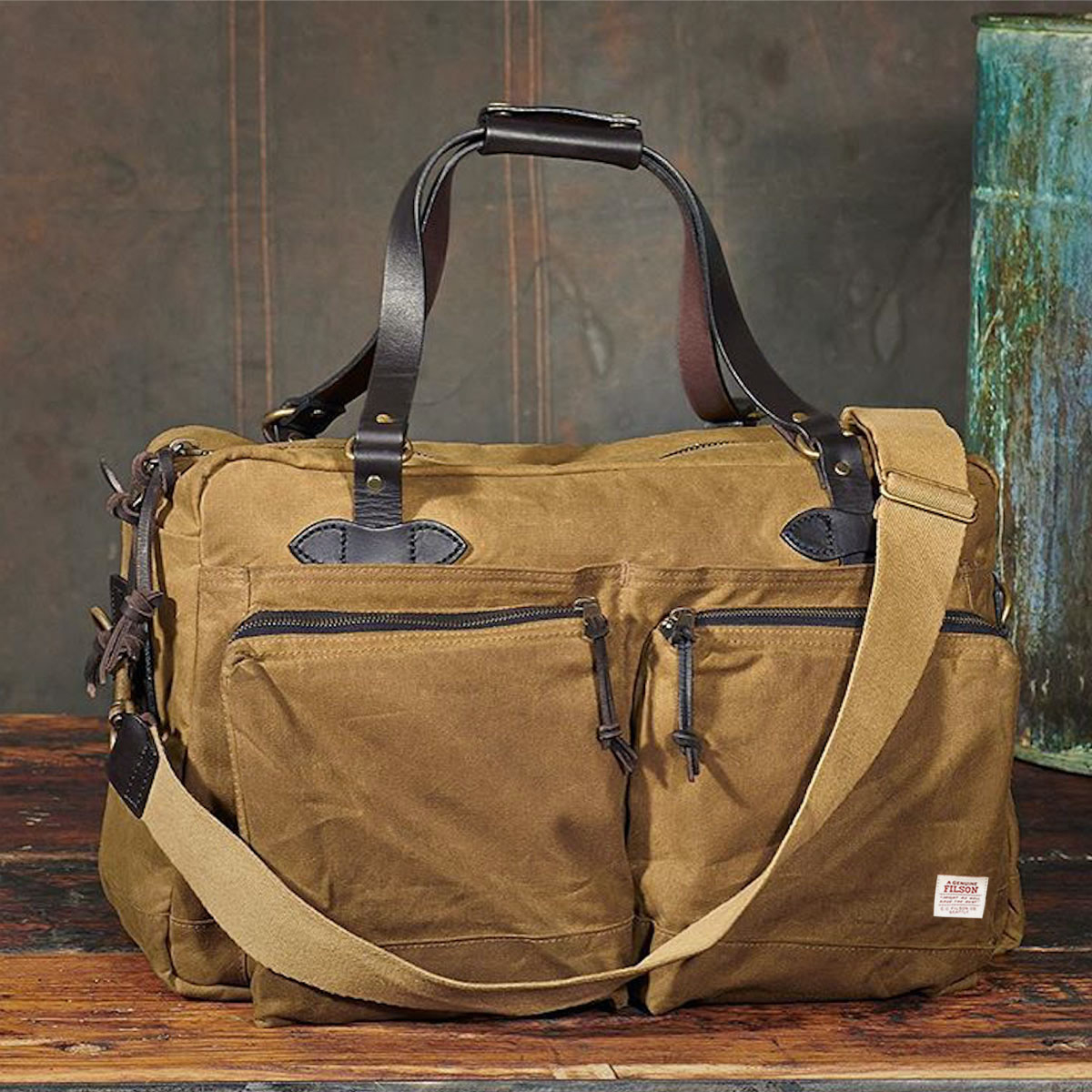 Filson 48-Hour Tin Cloth Duffle Bag Dark Tan, diese tolle Tasche ist der perfekte Geschäftspartner auf Reisen