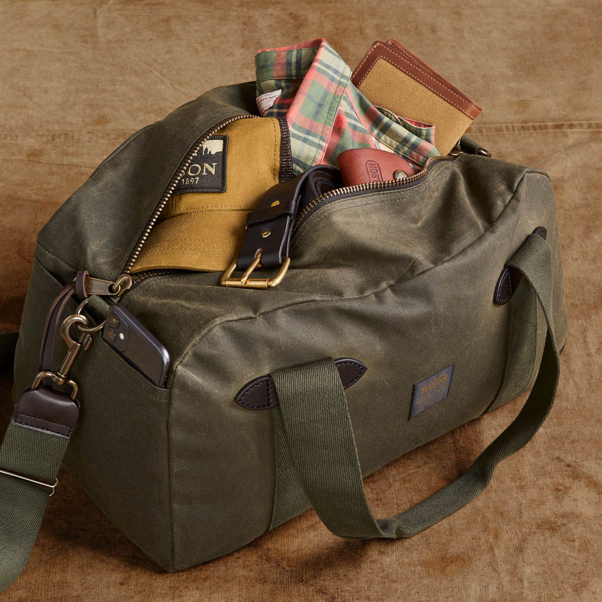 Filson Tin Cloth Small Duffle Bag Otter Green, Ein kompakter Duffle aus gewachster Baumwolle, der für Übernachtungsreisen geeignet ist.