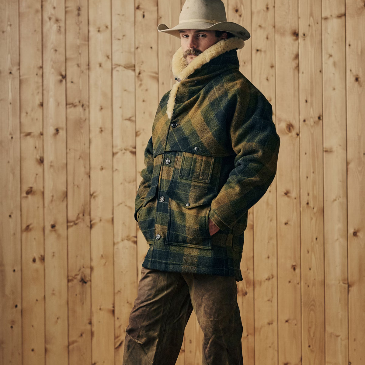 Filson Lined Mackinaw Wool Packer Coat Loden Heather Plaid, Mantelkragen geschlossen