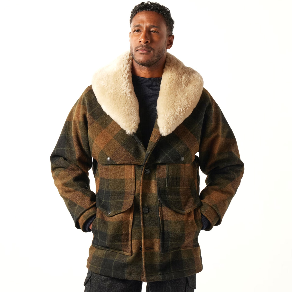 Filson Lined Mackinaw Wool Packer Coat Loden Heather Plaid, Am Modell für die Größe gestylt