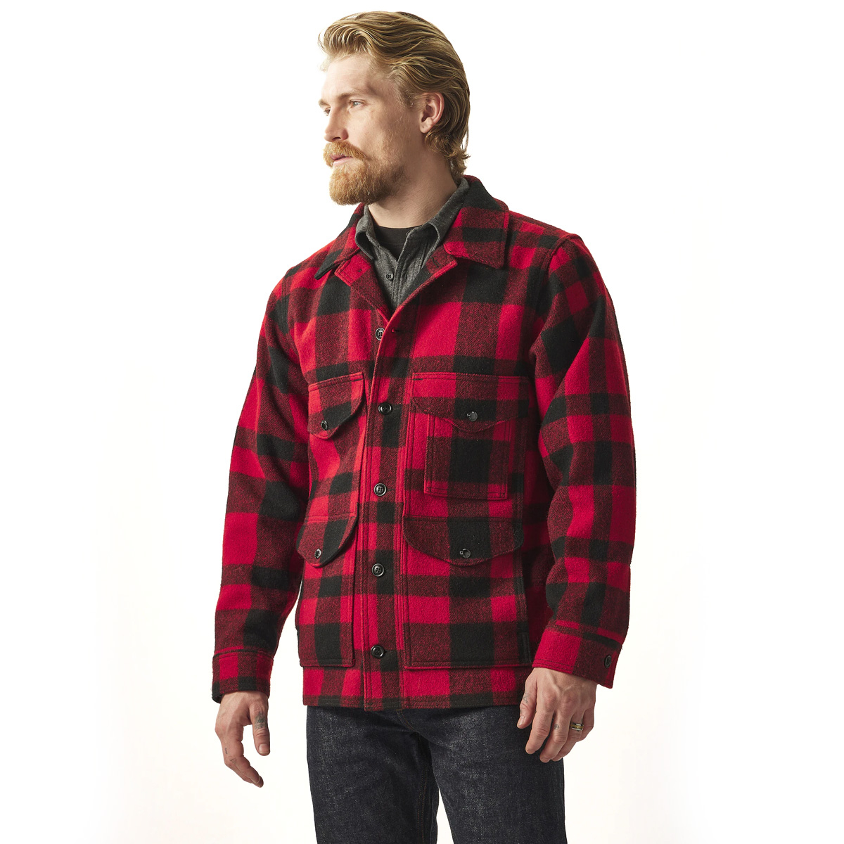 Filson Mackinaw Wool Cruiser Jacket Red/Black Plaid, Am Modell für die Größe gestylt