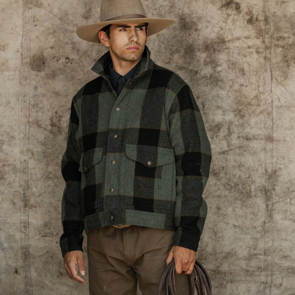 Filson Mackinaw Wool  Work Jacket Graystone/Black Plaid, stammt aus den Filson-Archiven und wird in Seattle genäht