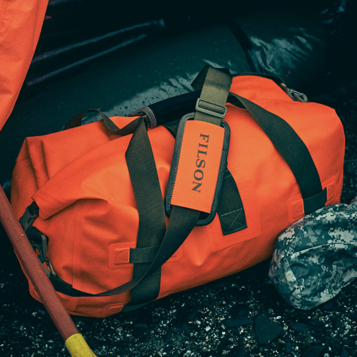 Filson Dry Duffle Bag Medium Flame, hält Ihre Ausrüstung bei jedem Wetter trocken, selbst wenn sie vollständig unter Wasser gebracht wird