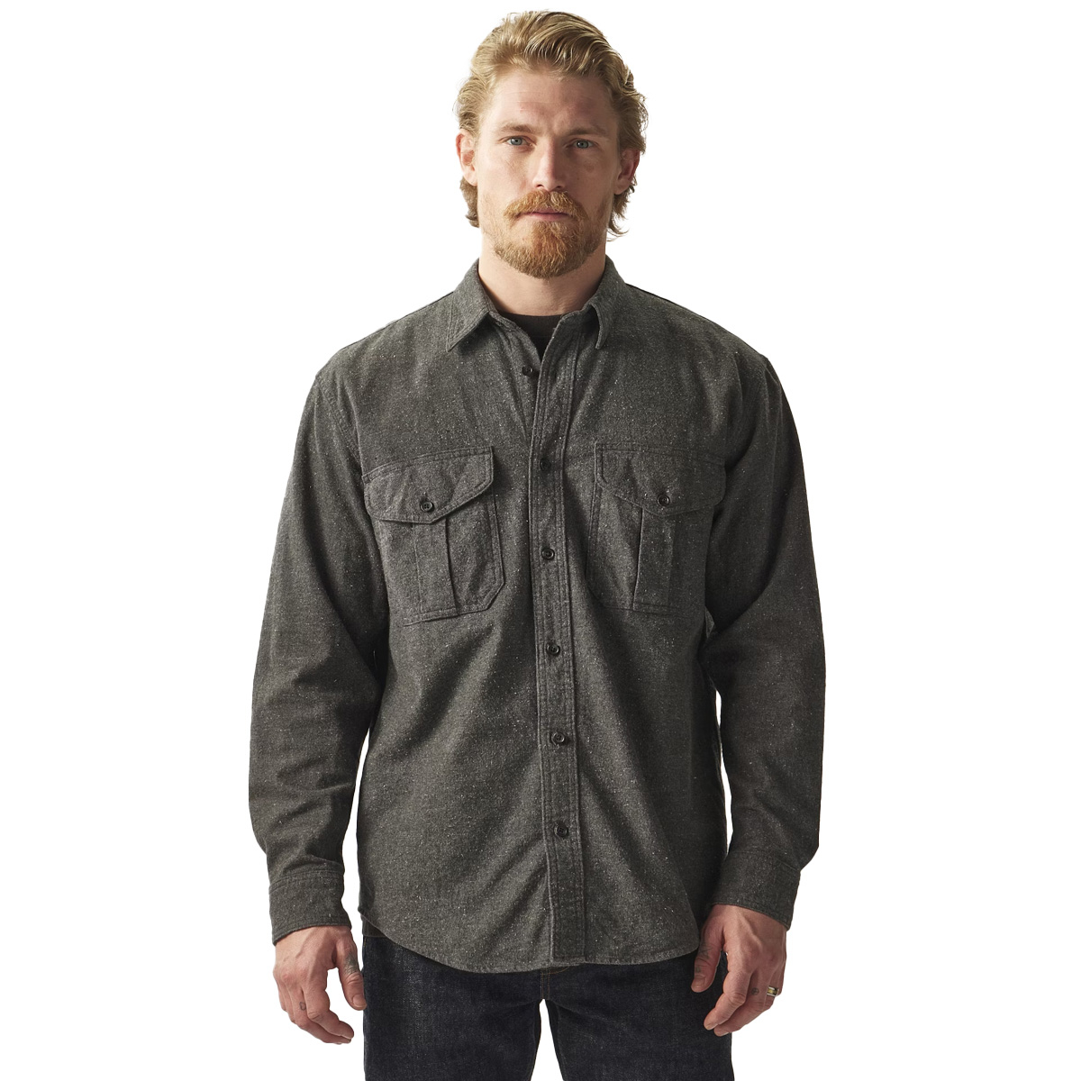 Filson Alaskan Guide Shirt Dark Heather Gray, Hergestellt aus 8-Unzen-Baumwollflanell, das für seine einzigartige Kombination aus Haltbarkeit, Weichheit und Wärme bekannt ist