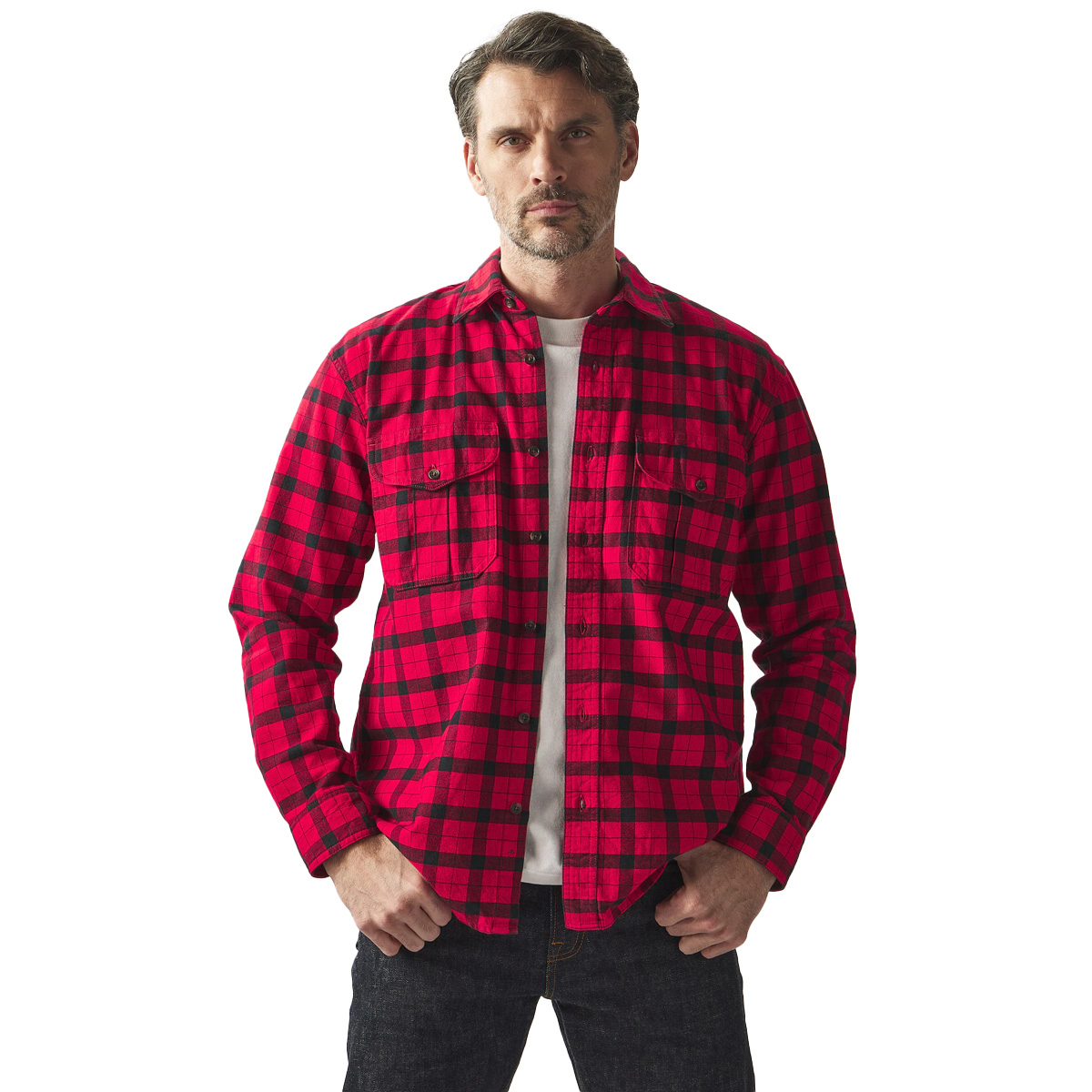 Filson Alaskan Guide Shirt Red/Black Plaid, Hergestellt aus 8-Unzen-Baumwollflanell, das für seine einzigartige Kombination aus Haltbarkeit, Weichheit und Wärme bekannt ist