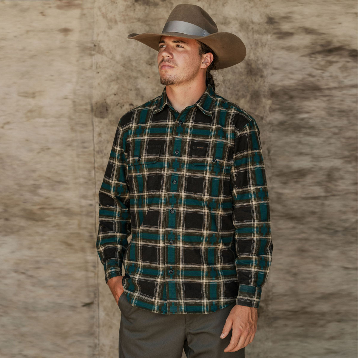 Filson Field Flannel Shirt Brown/Blue/Multi Plaid, ein starker, aber leichter Flanell aus gebürsteter Baumwolle. Bequem und ebenso weich wie stark