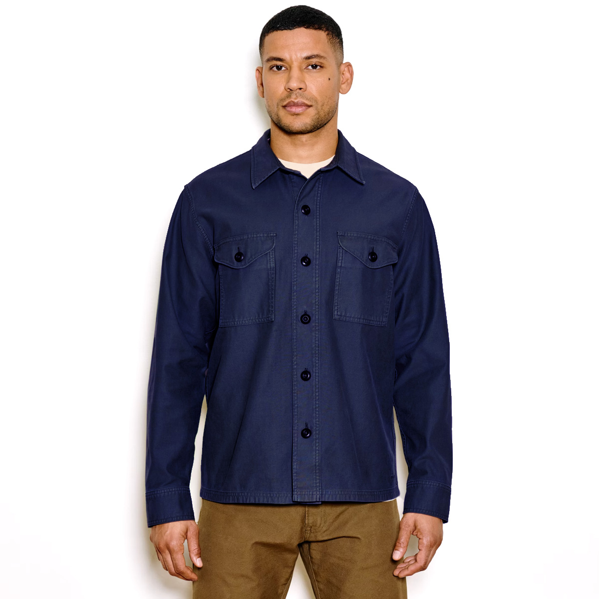 Filson Field Jac-Shirt Blue Mussel, aus strapazierfähigem Stoff mit Reverse-Satin-Gewebe, auf der Innenseite glatt, so dass er sich leicht überziehen lässt