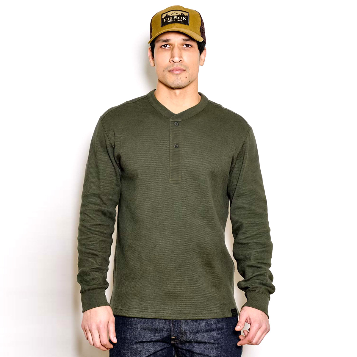 Filson Waffle Knit Henley Mossy Rock, Am Modell für die Größe gestylt