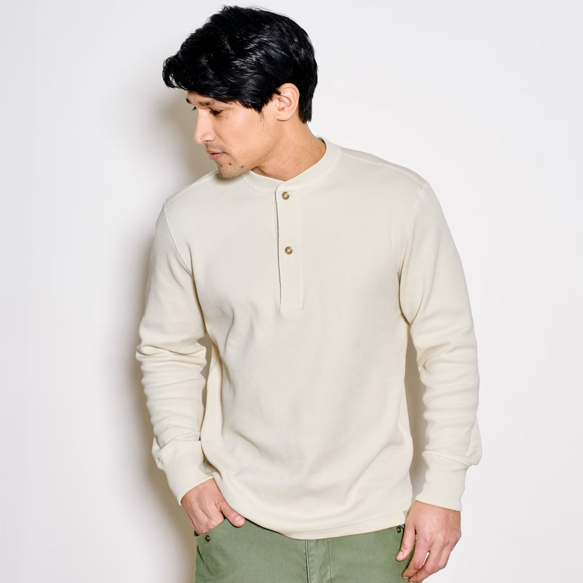 Filson Waffle Knit Henley Sand, Am Modell für die Größe gestylt