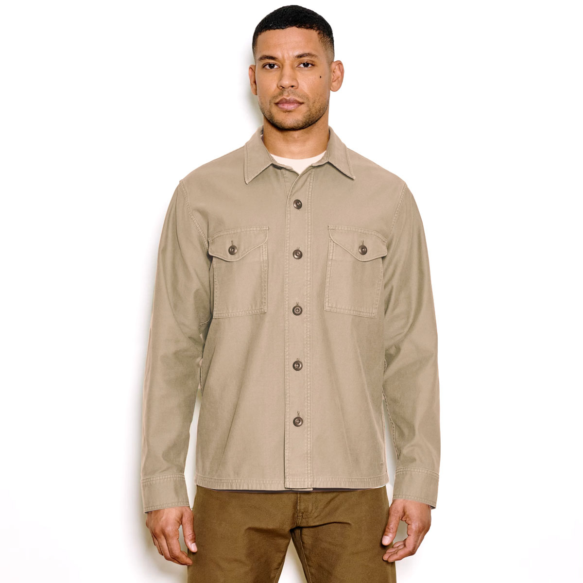 Filson Field Jac-Shirt Gray Khaki, aus strapazierfähigem Stoff mit Reverse-Satin-Gewebe, auf der Innenseite glatt, so dass er sich leicht überziehen lässt