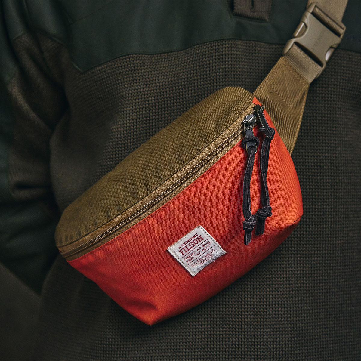 Filson Surveyor Crossbody Pack Dark Tan/Flame, aus robustem Cordura® nylon gefertigt