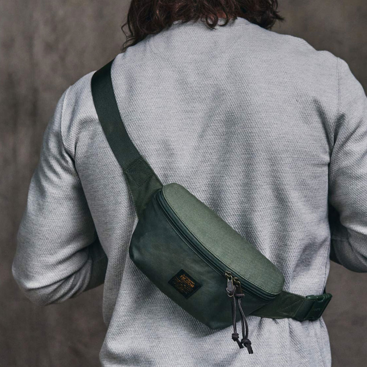 Filson Surveyor Crossbody Pack Service Green, aus robustem Cordura® nylon gefertigt