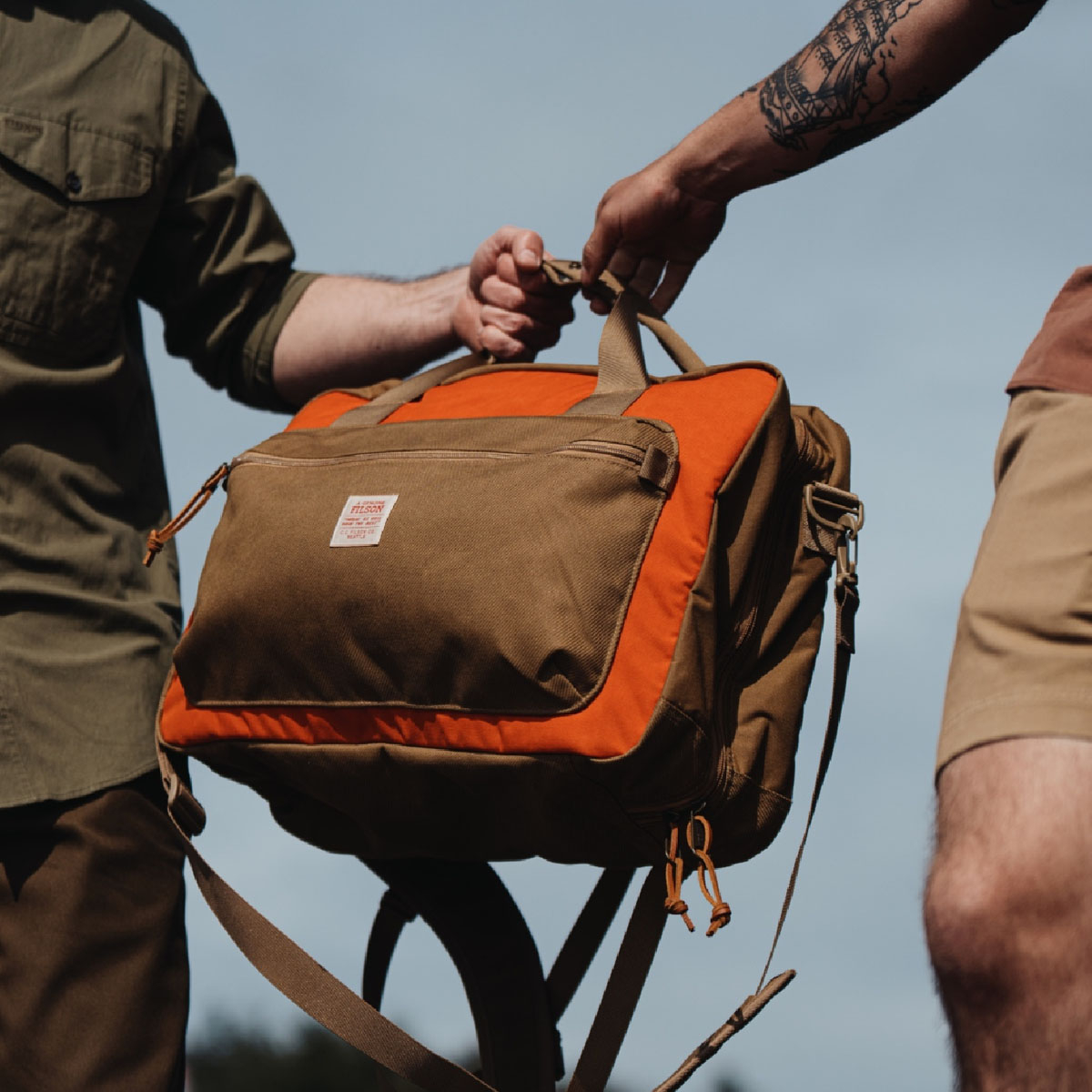 Filson Surveyor Pullman Pack Dark Tan/Flame, robuste und vielseitige Reisetasche für ein langes Wochenende oder mehr