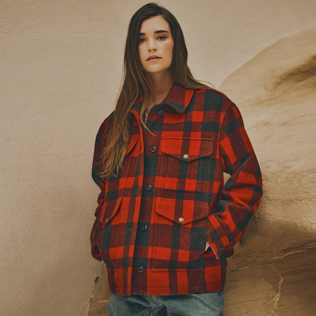 Filson Women's Mackinaw Cruiser Red/Black Plaid, Klassische Wolljacke aus extrem strapazierfähiger, regenabweisender 100 % Mackinaw-Wolle