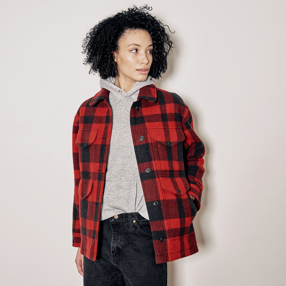 Filson Women's Mackinaw Cruiser Red/Black Plaid, Tougher Look mit Cruiser-Längenschnitt