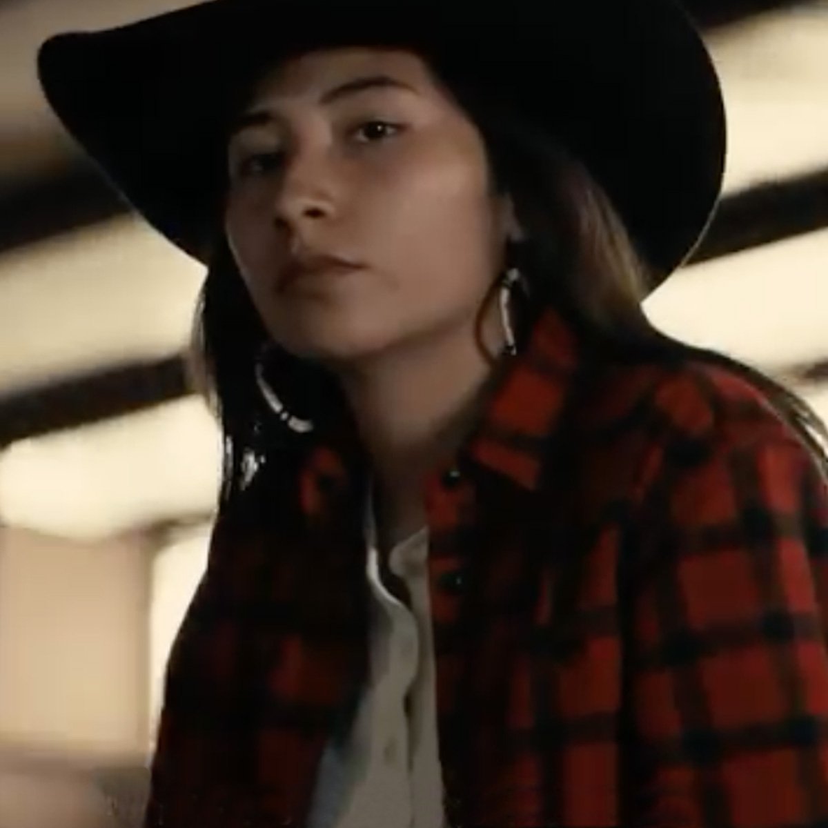 Filson Women's Alaskan Guide Shirt Red/Black Plaid, Dieses kultige, atmungsaktive Flanellhemd hat einen gefalteten Rücken für mehr Bewegungsfreiheit.