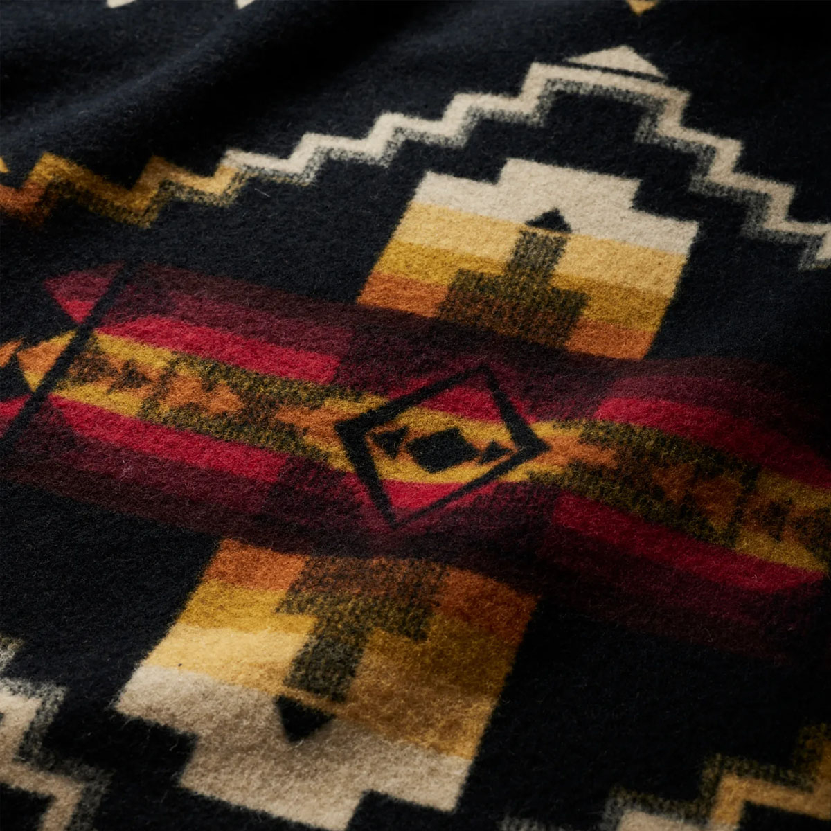 Pendleton Jacquard Napped Robe Four Corners, Perfekte Decke für kühle Nächte