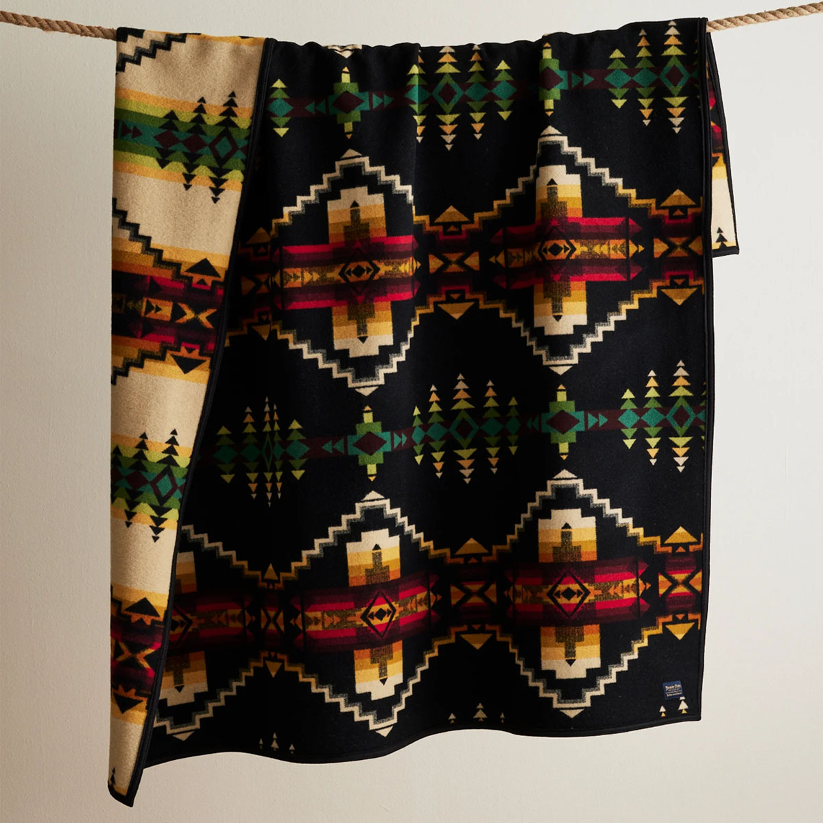 Pendleton Jacquard Napped Robe Four Corners, perfekt über ein Doppelbett, kann als Wandbehang oder einfach zum Kuscheln auf dem Sofa verwendet werden