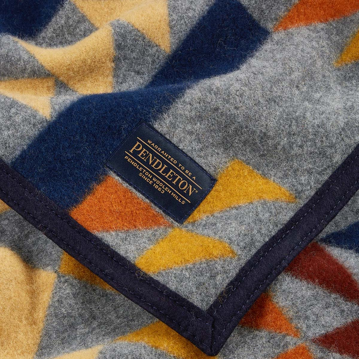 Pendleton Jacquard Napped Throw Blanket Smith Rock/Grey Mix, Decken, die sich perfekt für Picknicks, Camping oder zum Kuscheln im Haus eignen