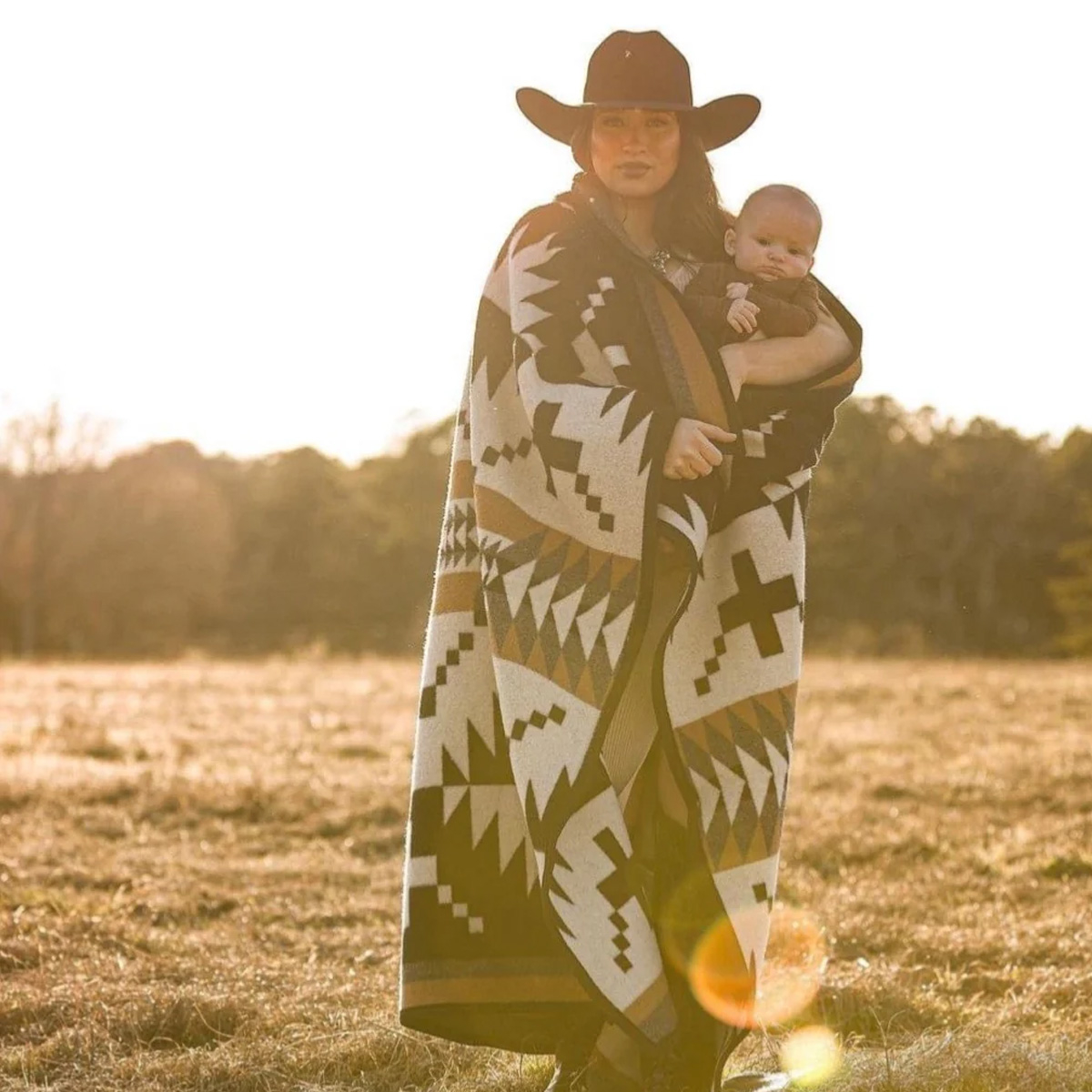 Pendleton Jacquard Napped Throw Blanket Spider Rock Black/White, Diese Decke wurde wegen ihres klassischen Designs in Zeitschriften auf der ganzen Welt abgebildet und ist ein Favorit für Wohnkultur-Fans