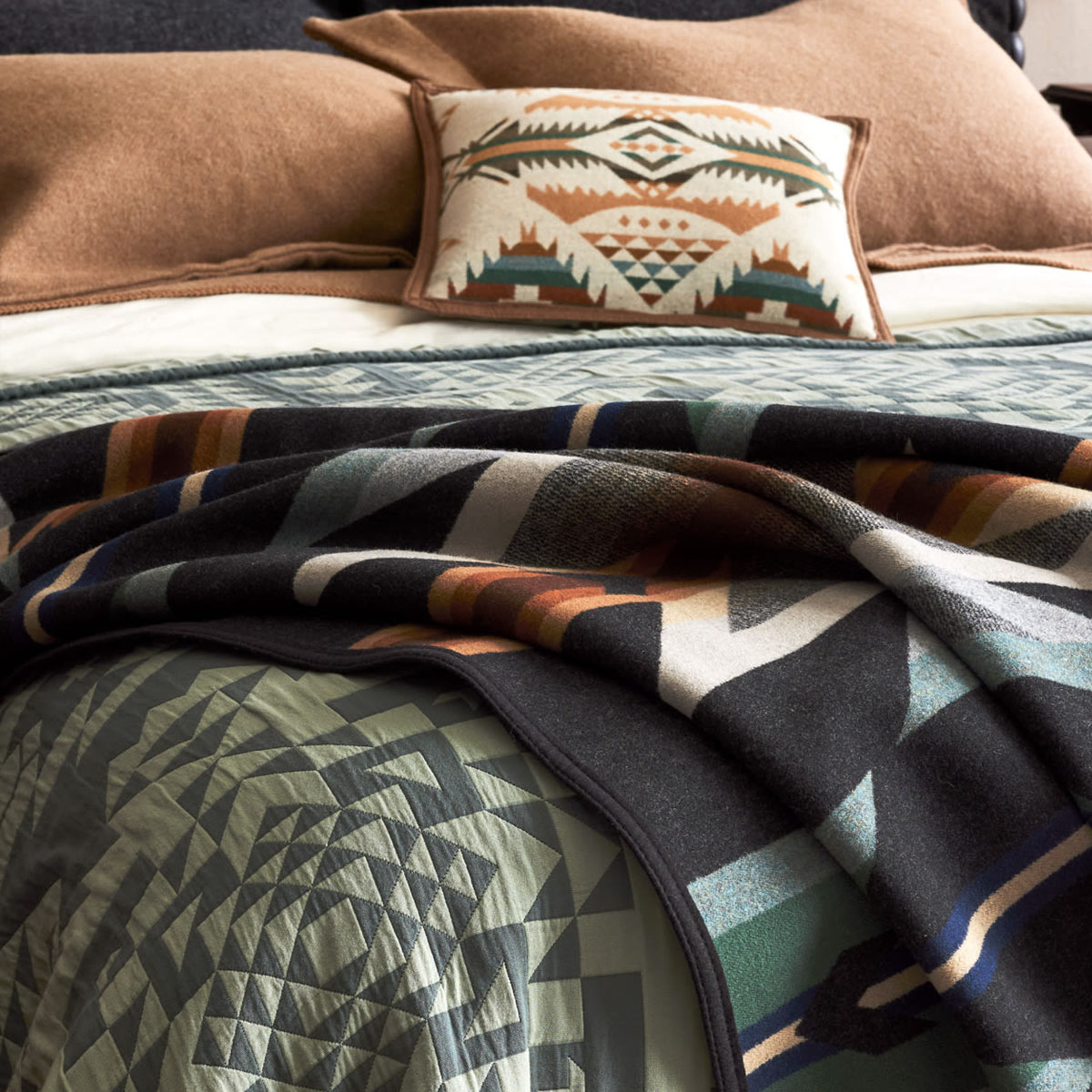 Pendleton Jacquard Unnapped Robe Wyeth Trail Oxford, Decken, die sich perfekt zum Überziehen eines Bettes, für Picknicks, zum Campen oder zum Einkuscheln auf dem Sofa eignen