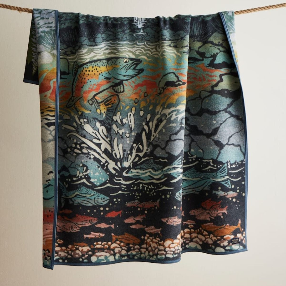 Pendleton Jacquard Napped Robe Salmon Falls, Perfect blanket for chilly night