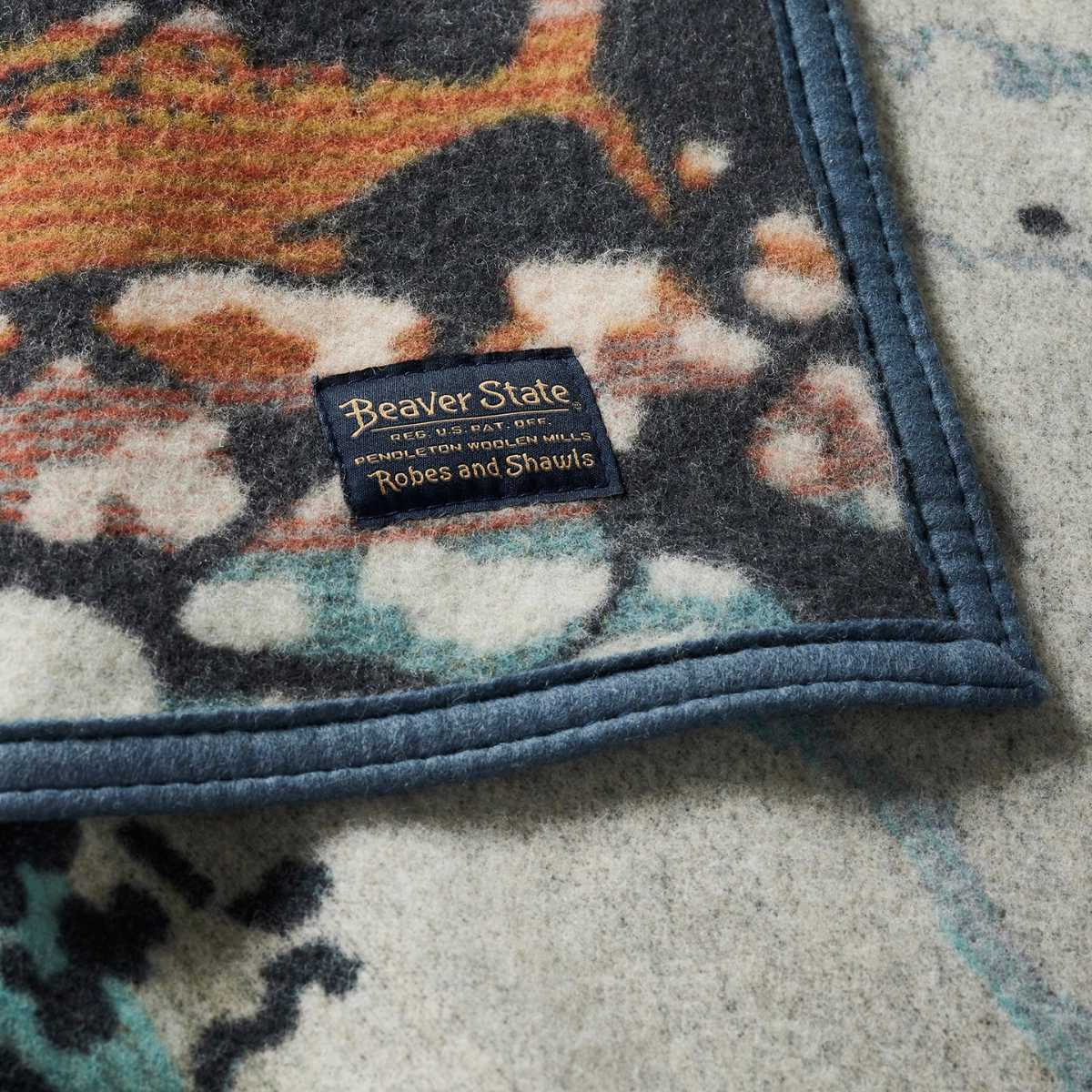 Pendleton Jacquard Napped Robe Salmon Falls, Decken, die sich perfekt für Picknicks, Camping oder zum Kuscheln im Haus eignen